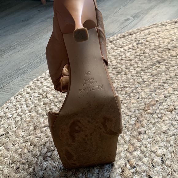 Alohas Twist Strap Camel - Picture 6 of 7